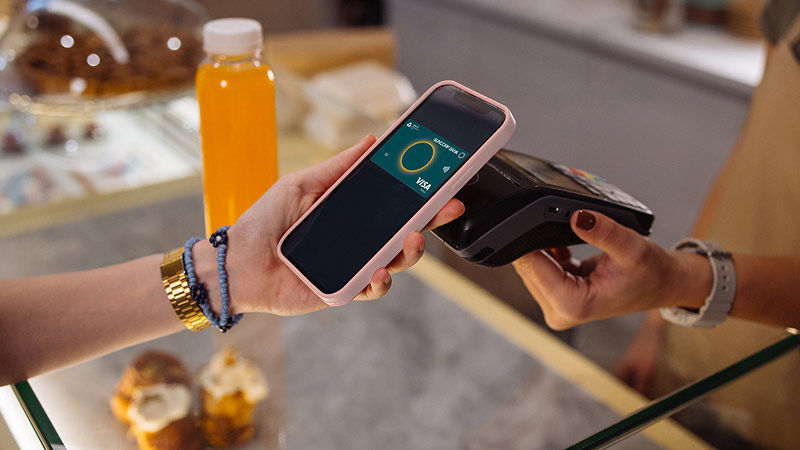 Suncorp Bank Everyday Essentials Account with no monthly account keeping fees – Person making a transaction using their Suncorp Bank Visa Debit card from their digital wallet