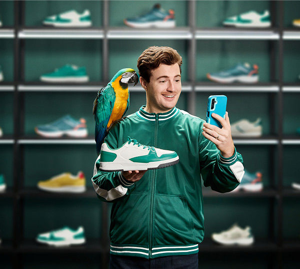 Bob and Beakie in a shoe store taking advantage of Feel Good Rewards cashback