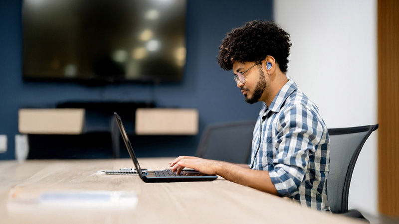Audibly impaired man using a laptop