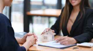 Customer meeting with a home loan expert about refinancing their home